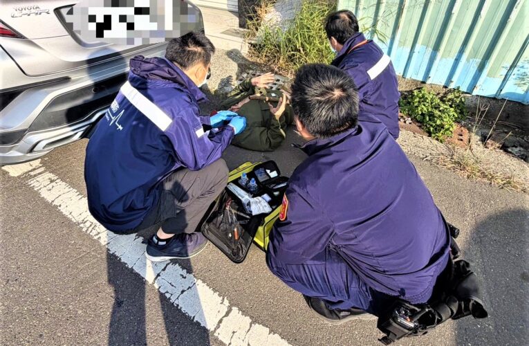 拄杖翁步履不穩　竹園警關懷護返家