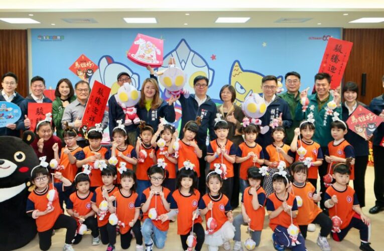 陳其邁開箱馬年限定春聯賀卡   超人精神祝福市民馬上幸福