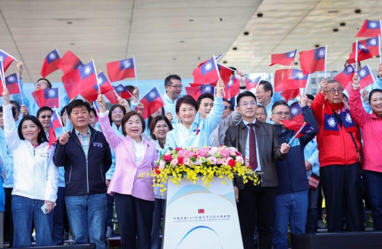 88位城市英雄護旗！台中元旦升旗「全國最大國旗」登場　盧市長：任期最後一年全力以赴 持續建設台中、照顧市民