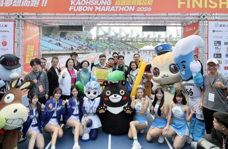 「2026高雄富邦馬拉松」盛大開跑   212隻恐龍國體場狂奔創奇觀