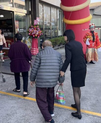 樹德科大聯合開富食品歲末送暖　學生實踐USR關懷高雄弱勢家庭