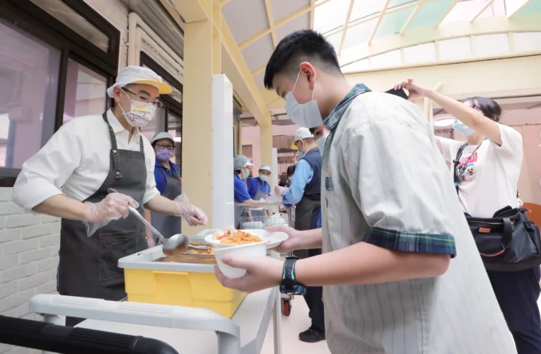 謝國樑：免費午餐每年為家長省逾1.6萬元　品質將持續精進