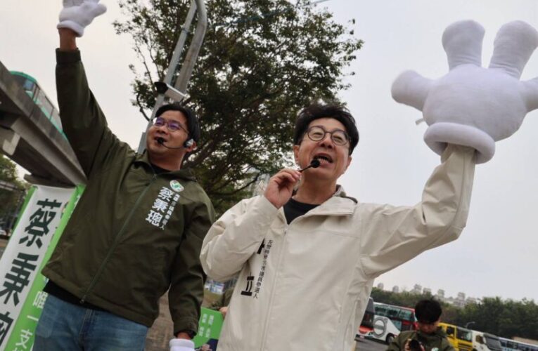 北高雄是共同生活圈 尹立、蔡秉璁跨區攜手站路口　強調市政需要團體作戰