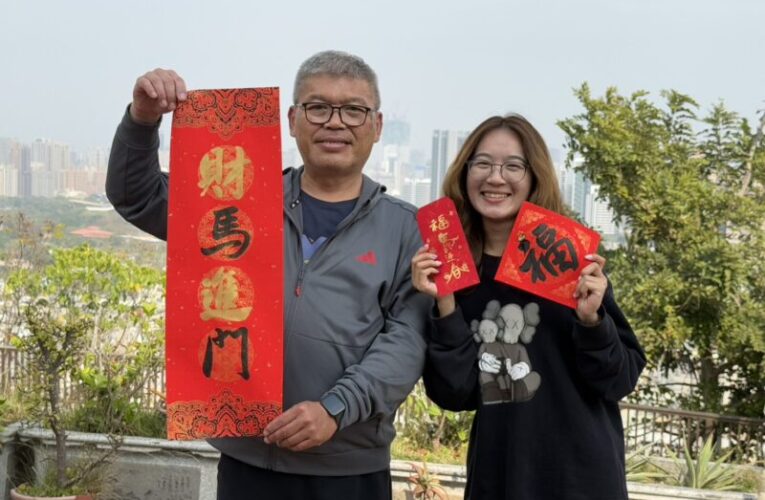 浪浪腳印變身「梅花圖」萌翻全場 壽山收容所「毛星人」揮毫迎新春！