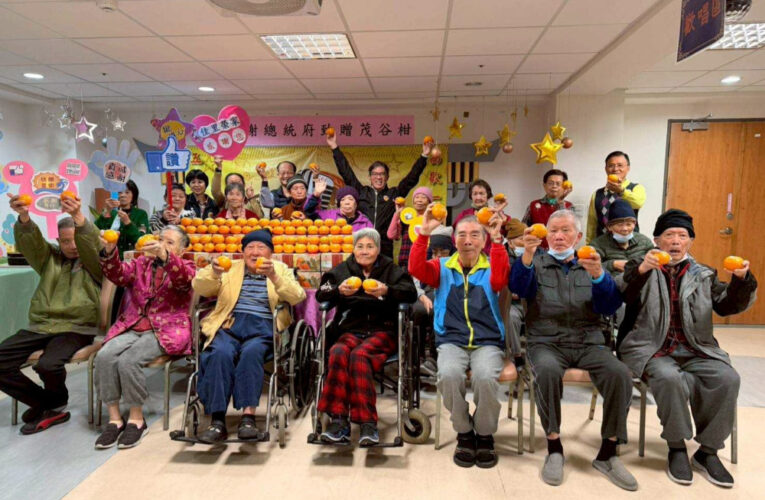 總統府致贈佳里榮家茂谷柑 住民歡樂備感溫馨