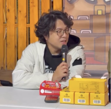 邱議瑩夜市吃播人氣爆棚！沈伯洋爆料：「我變胖都是議她餵的！」