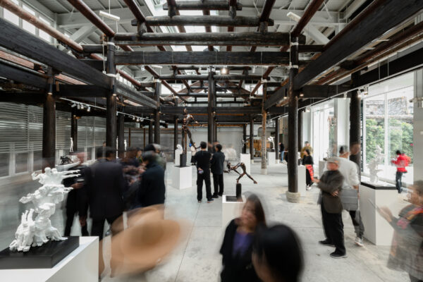 好萊塢特效大師王尋化身前衛藝術家，未來雕塑闖進台中百年考棚