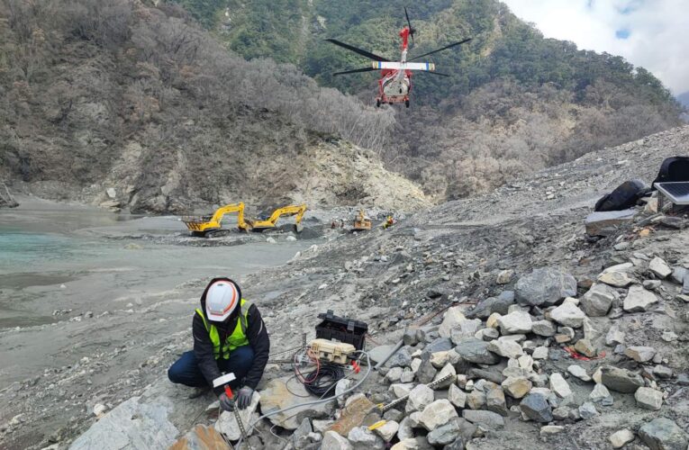 馬太鞍溪堰塞湖持續降挖作業   水位計成功回收新型監測設備