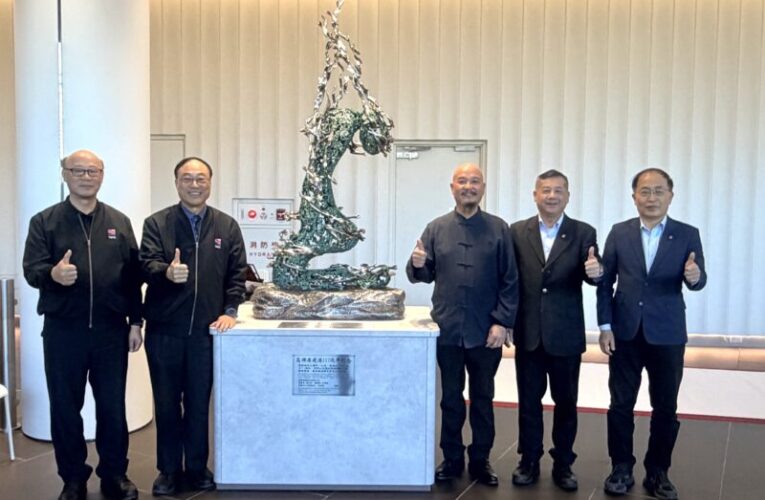 許文融大師於高雄港旅運中心打造雕塑《美麗傳說》揭幕