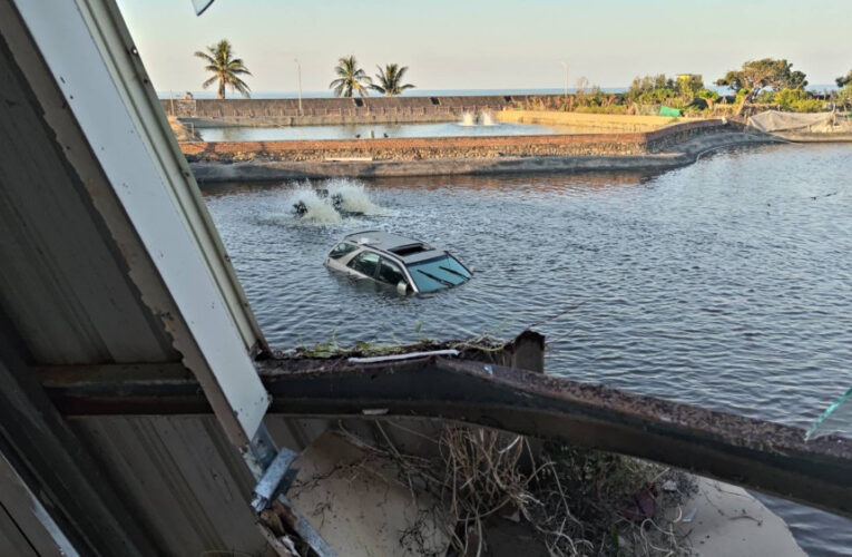 疑誤踩油門   枋寮鄉加祿自小客車掉落魚塭