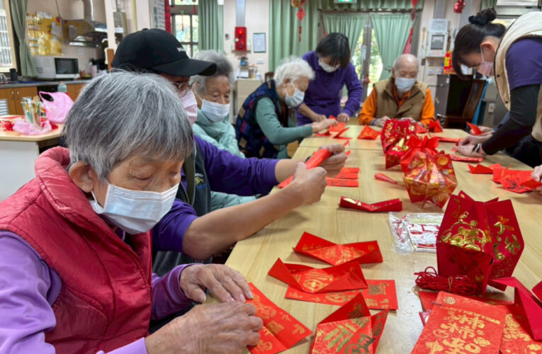 彰化榮家日照中心長輩巧手拓印紅包變燈籠 溫馨幸福冬日