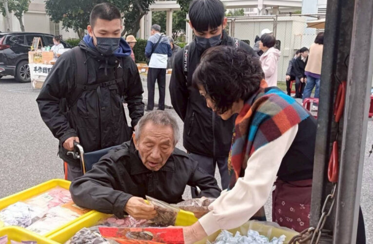 花蓮高工學生暖心陪伴榮家住民長輩逛夜市 