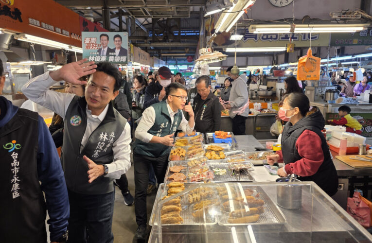 林俊憲尚青市場拜票人氣旺 民調「黃金交叉」超越對手展領先氣勢