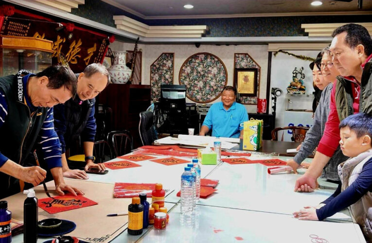 筆墨迎春添年味！桃市浯江金同會歲末聯誼寫春聯