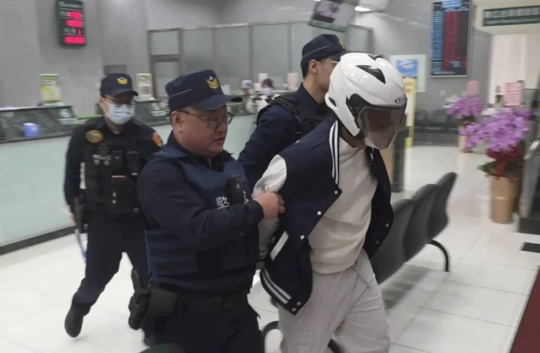 煙幕彈震撼演練　南港警防搶阻詐民眾過好年