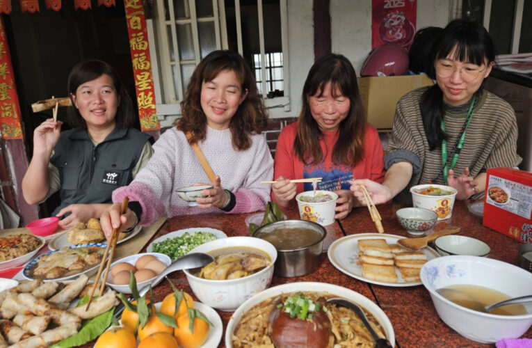 善心劉女士贈雲林家扶百份年菜 社工到宅為阿公嬤烹飪佳餚