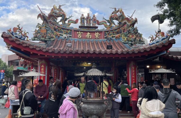 迎接馬年好運到　竹山紫南宮元旦發送招財錢母　逾10萬信眾排隊祈福