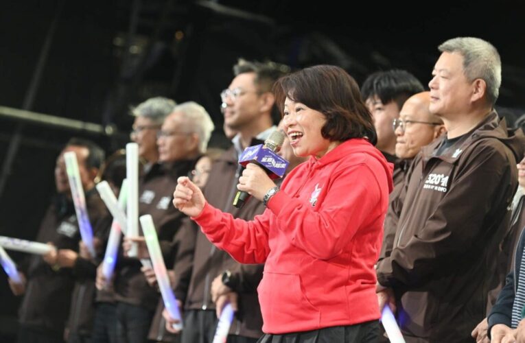 嘉義跨年晚會吸引25萬人潮　黃敏惠與市民齊迎2026