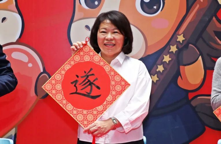 嘉警揮毫贈「防詐春聯」　黃敏惠題字賀新春　藝術宣導暖警心