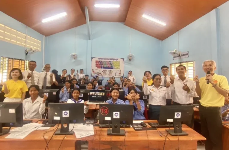 讓愛無國界！暨大攜手中外慈善組織　助柬埔寨高中重啟數位教育門戶