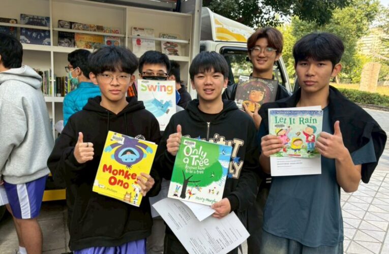 高市圖小港分館英語書車前進小港高中 打造「雙語×SEL×社會創新」沉浸式閱讀課堂