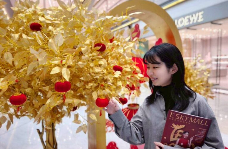 義享時尚廣場奔馬迎新春  國樂春聯打造沉浸式年節氛圍