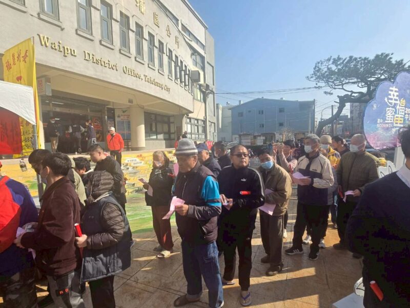 圖文：八方送暖福滿外埔 聯合物資發放 溫馨登場。