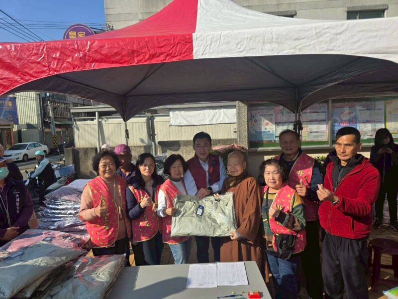 圖文：八方送暖福滿外埔 聯合物資發放 溫馨登場。