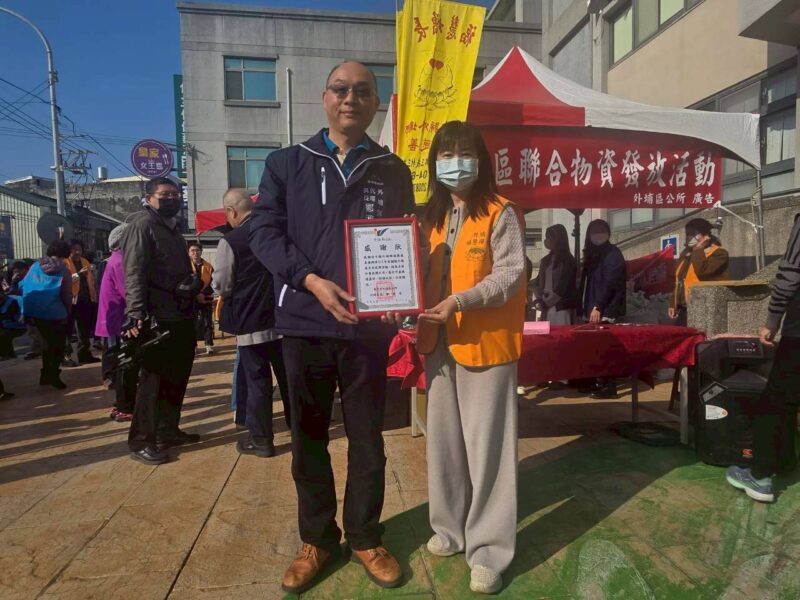 圖文：八方送暖福滿外埔 聯合物資發放 溫馨登場。