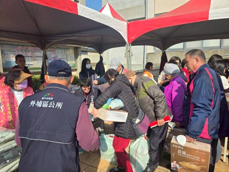 圖文：八方送暖福滿外埔 聯合物資發放 溫馨登場。