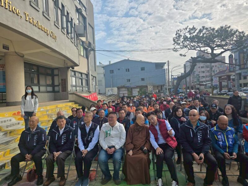 圖文：八方送暖福滿外埔 聯合物資發放 溫馨登場。