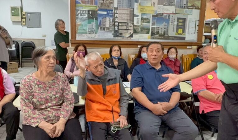 照服員帶隊陪練口說 筆試 高雄原民長者組團報考族語認證 展現活到老學到老精神