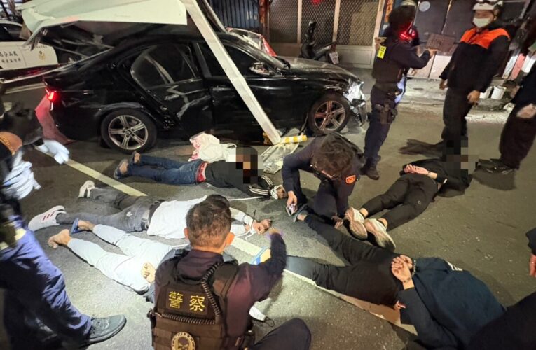 債務糾紛強押人？鳳山警發揮快打優勢 攔截圍捕悍警制伏逃犯