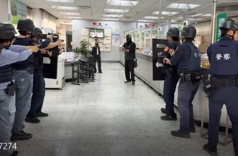歹徒持槍蒙面搶銀行？湖內分局實戰演習嚇壞存款民眾