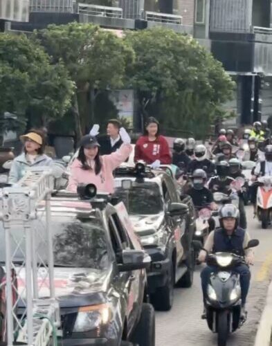 邱議瑩、黃捷號召「擋泥板騎士團」掃街衝勝選氣勢 另類造勢超吸睛！