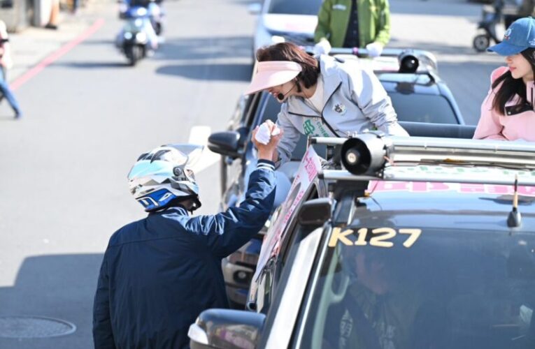 邱議瑩率先啟動感恩謝票車掃、鄉親不捨落淚相擁