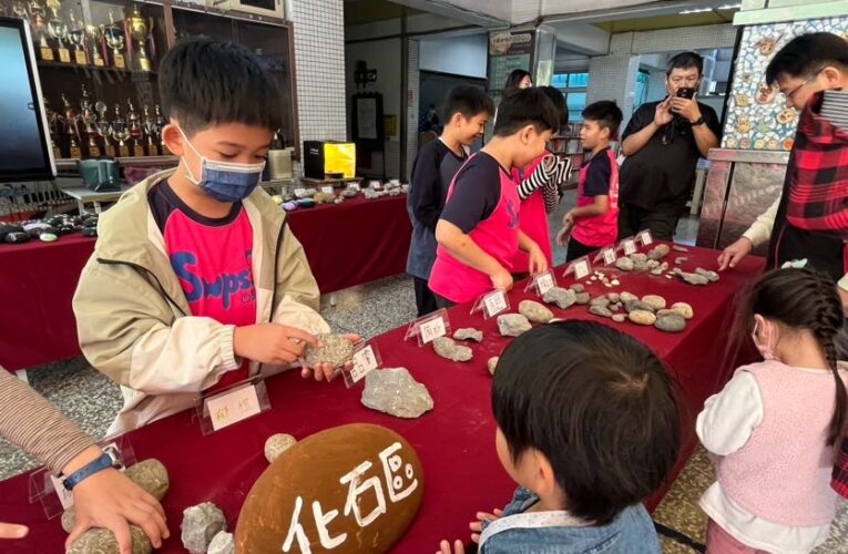 小小考古家出動！四維國小師生挖掘「化石」進校園開展