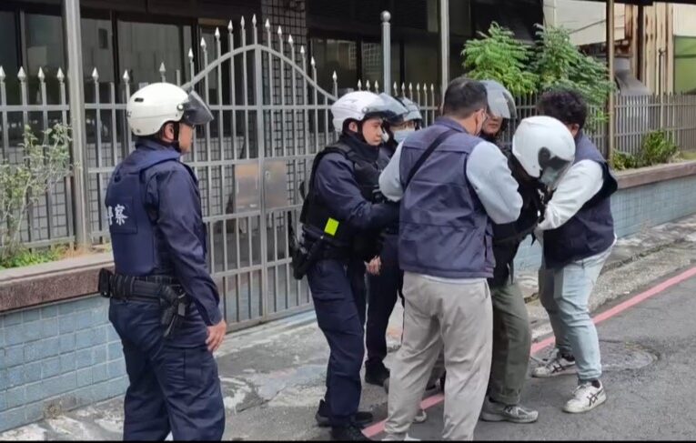 警鈴響、歹徒現！高市前鎮分局警銀聯手防搶演練全程逼真上演