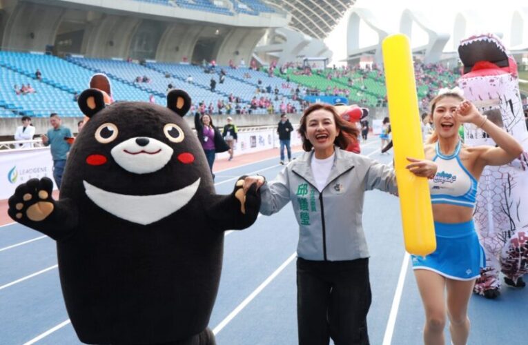 邱議瑩馬拉松現場「接棒陳其邁」衝到終點喊：高雄贏！