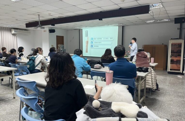 高市動保處「好伴講座」馬年首場  特邀「常救援到動物」的消防員開講  現場模擬濃煙屋體驗人寵逃生實況