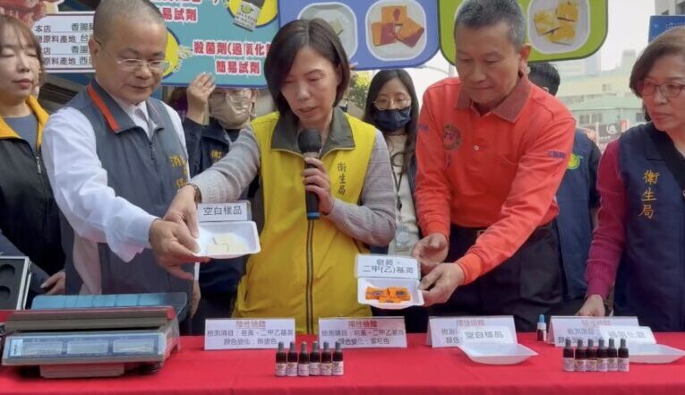 高雄市衛生局年節食品抽驗全部合規 三鳳中街年貨擴大聯合稽查抽檢把關