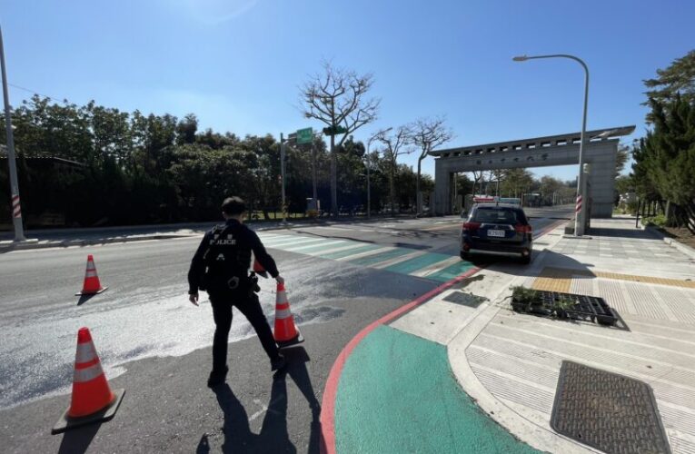 車輛載運油料沿路撒落危害交通　中壢警即時封控清除