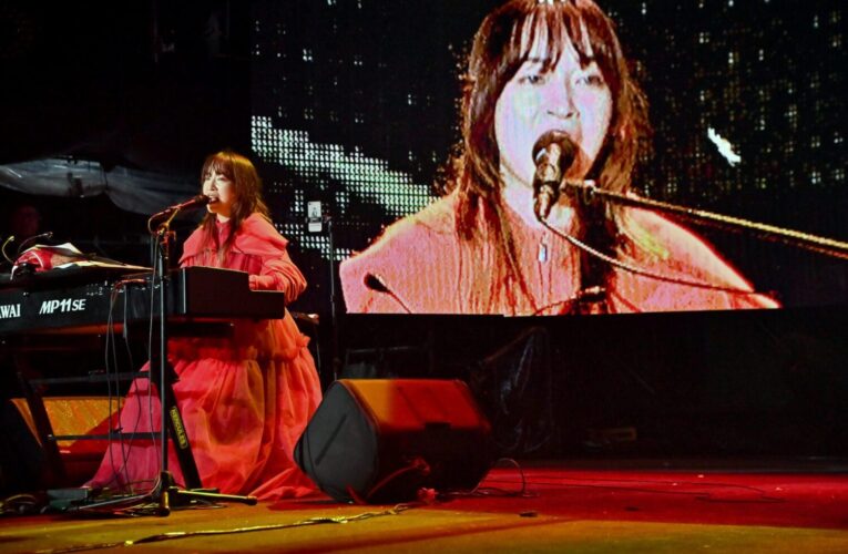 2025轉6 新北八里跨年晚會在寒冷飄雨中登場 民眾雨衣 雨傘依舊湧入八里河畔