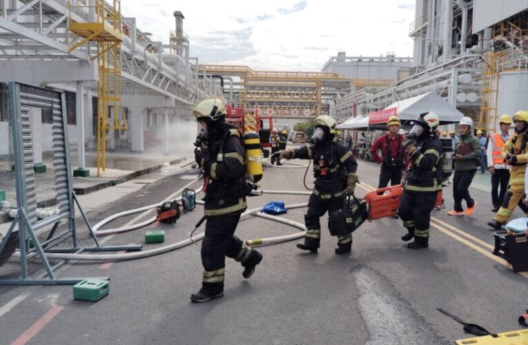 高市消防第四大隊前進台塑碳纖廠 消防機器人與跨單位聯動演練