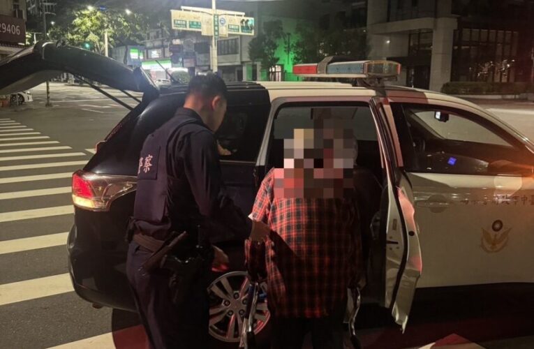 寒夜步履蹣跚迷途街頭　九旬翁幸遇暖警即時救援平安返家