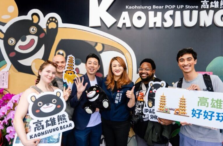 高雄觀光局打造「高雄熊主題商店」蓮池潭龍虎塔旁盛大開幕
