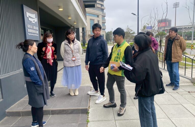 青埔分館空間不足引民怨   黃崇真會勘爭取擴館、增設自行車架