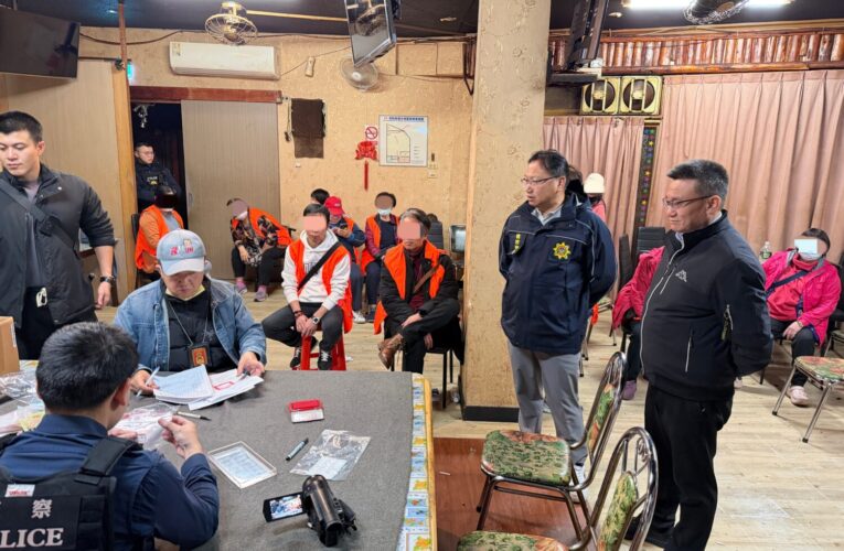 卡拉OK掩護天九牌賭場　中壢警夜襲28人全數到案