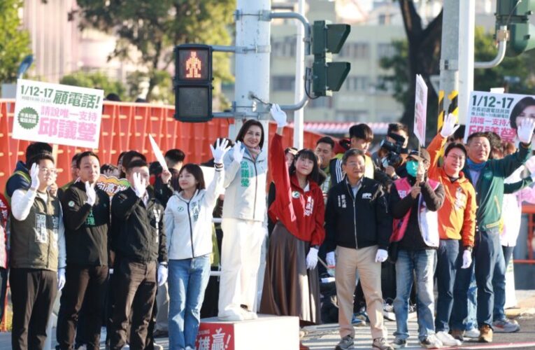 初選衝刺！邱議瑩率高雄議員群站路口、展最強母雞氣勢