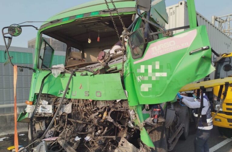 國10鼎金系統三車追撞釀死 曳引車頭變形駕駛送醫不治
